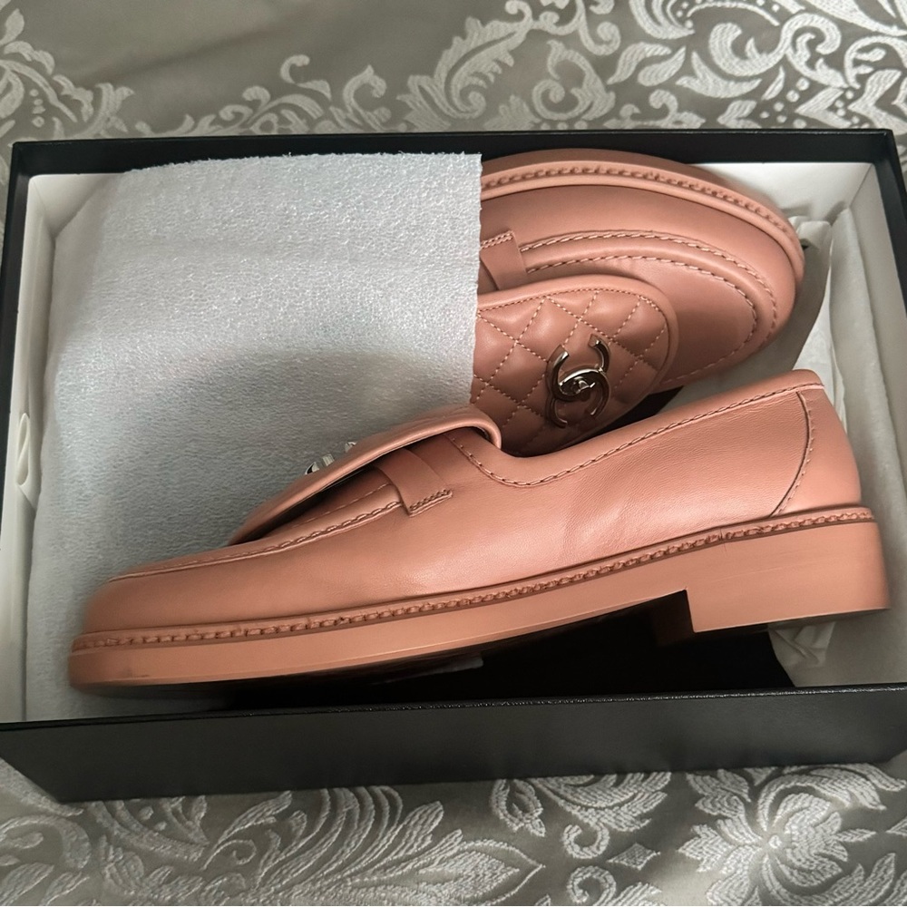 CHANEL Pink Leather Turnlock Loafers size 8.5 US (New in box) - Picture 7 of 15
